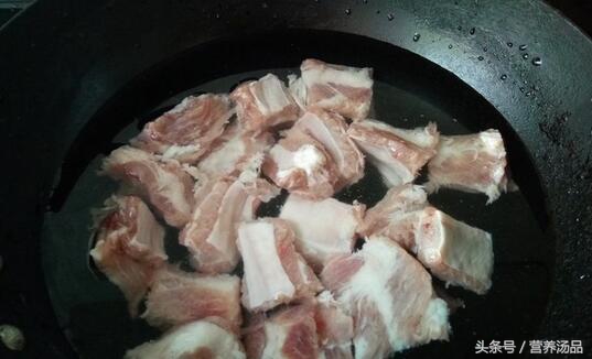 来一碗玉米排骨汤,木瓜花生炖排骨汤做法