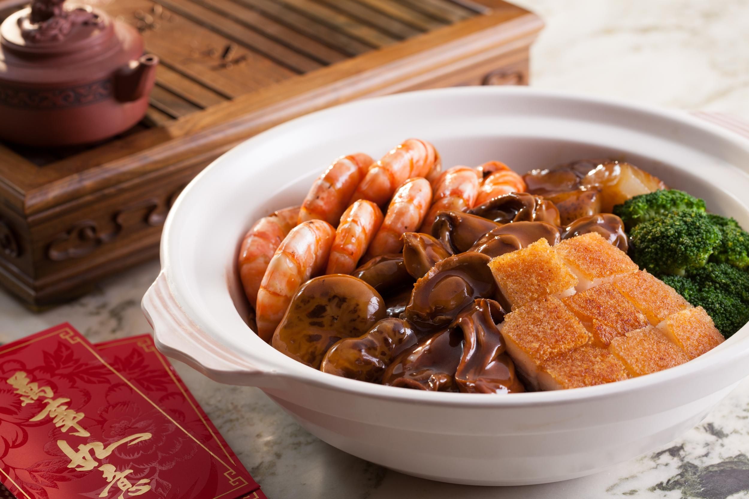 一群人吃一盘菜的视频,百人吃酒席场面