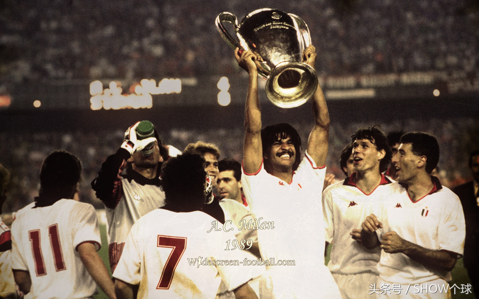 这个让人厌恶的政客，为何赢得了圣西罗巨型横幅的致敬？