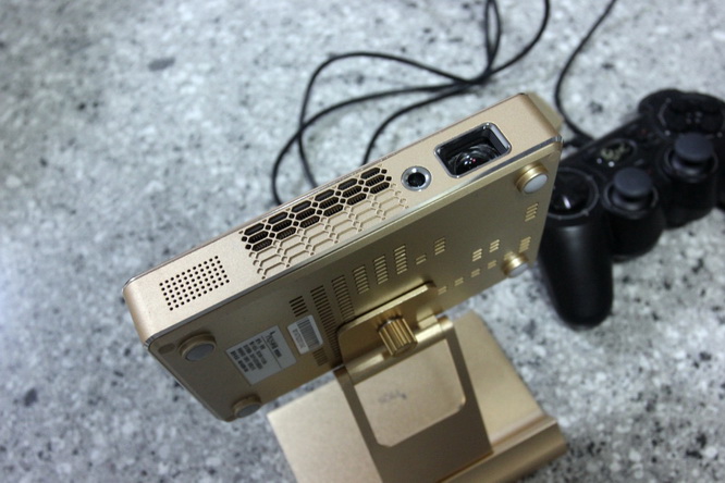 大屏幕+游戏手柄，神画投影电视成办公室新宠