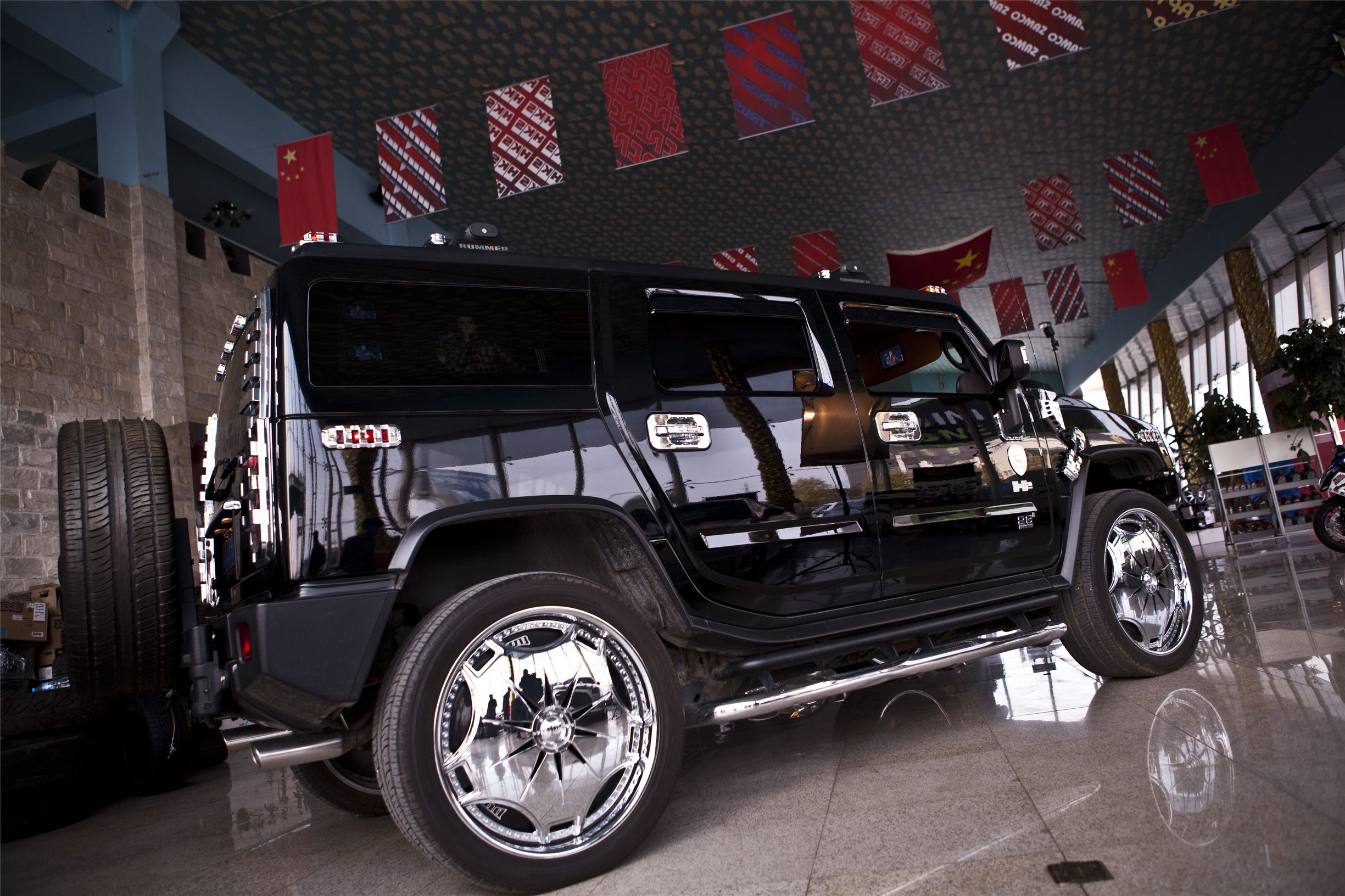 h2悍马爆改,悍马h2国外顶级改装