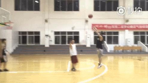 直男鹿晗遭大张伟“强吻”宁丑不屈，目击男男情侣相拥也是满脸懵