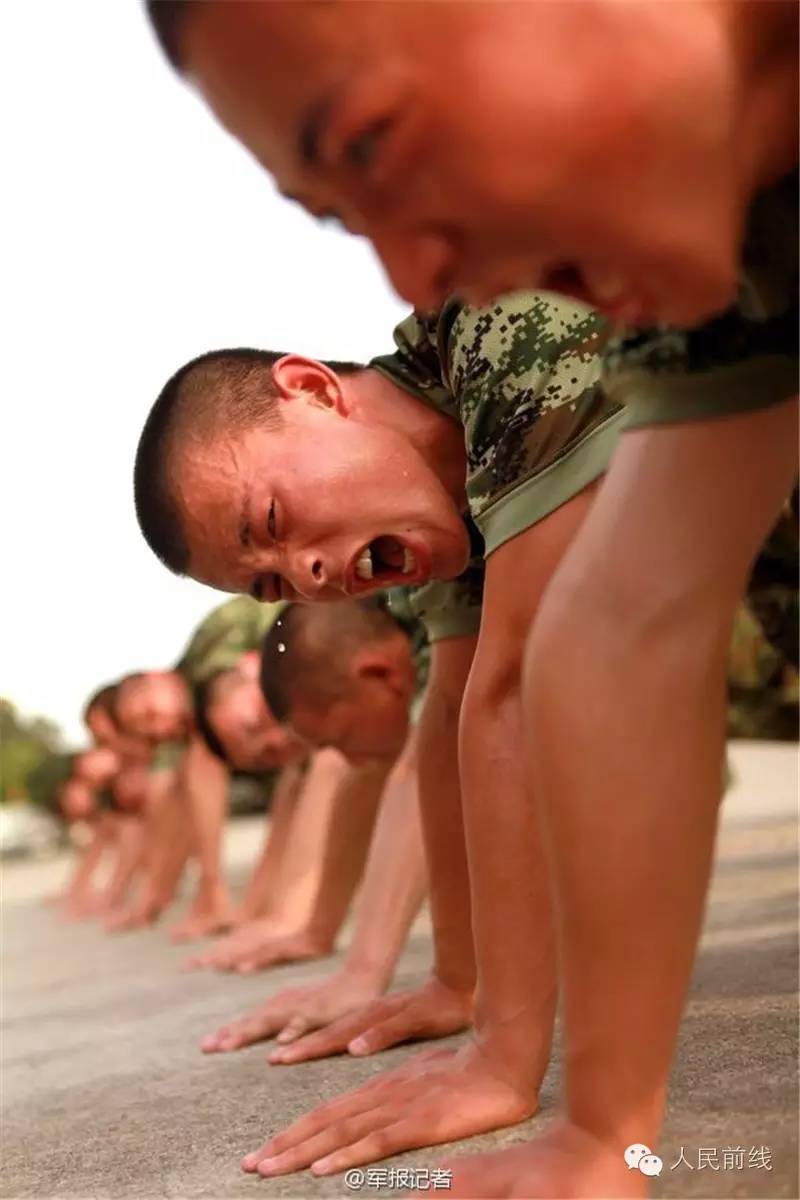 火热军营参军报国,00后新兵成长为军营男子汉