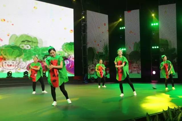 宝宝吐奶吐的不敢动,宝宝哭闹吐奶喘不过气