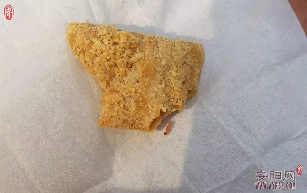 惊！安阳市民在一家超市购买的花生糕里居然吃出一条活虫子！吓死宝宝啦