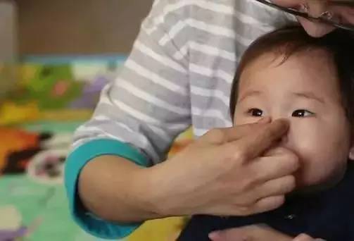 捏宝宝鼻子能捏出高鼻梁吗,宝宝老是擦鼻子擦眼睛