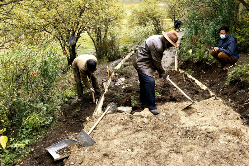 佩服自己，我在亚丁冒雨溯溪央迈勇到牛奶海