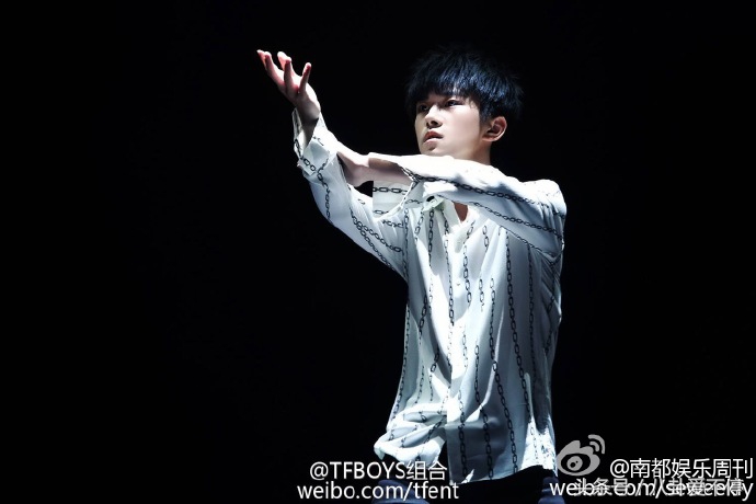 易烊千玺面对粉丝说娶我,易烊千玺微博之夜走路王俊凯王源