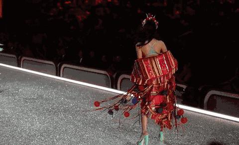 没看现场不要紧！用海量美图告诉你今年维密秀长腿美胸都这样玩