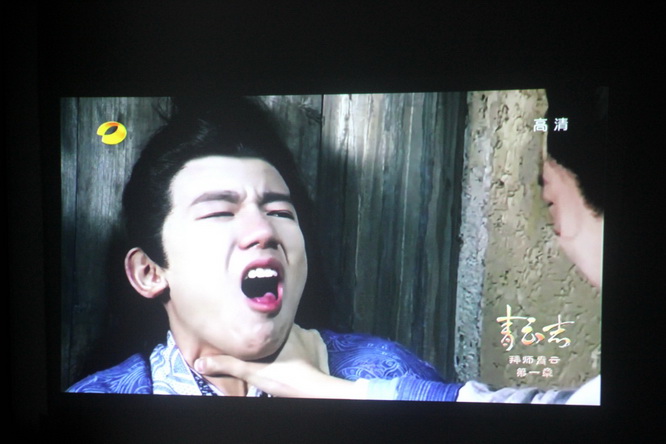 大屏幕+游戏手柄，神画投影电视成办公室新宠