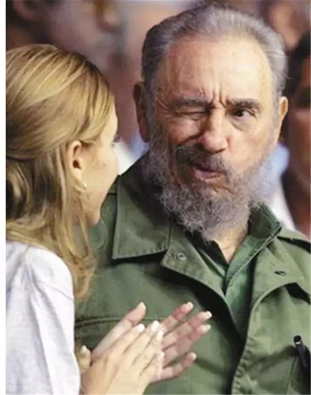 我哭豺狼笑的下句,我哭豺狼笑这句话出自哪里