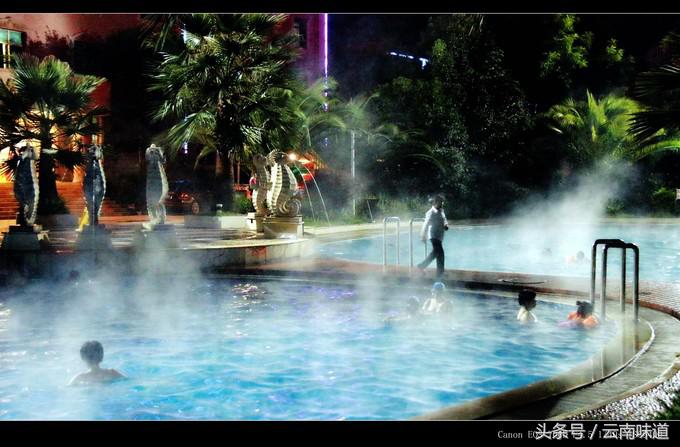 夜色下的罗茨温泉，看着养眼，泡着安逸