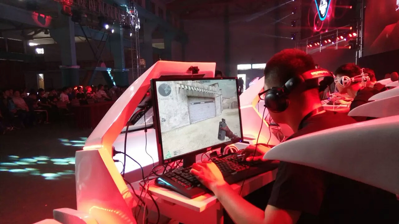 这年头，“干不正经事”的都挺能挣钱