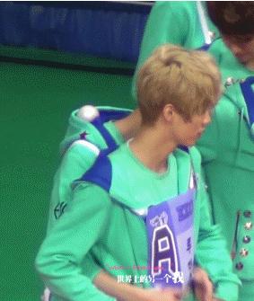 直男鹿晗遭大张伟“强吻”宁丑不屈，目击男男情侣相拥也是满脸懵