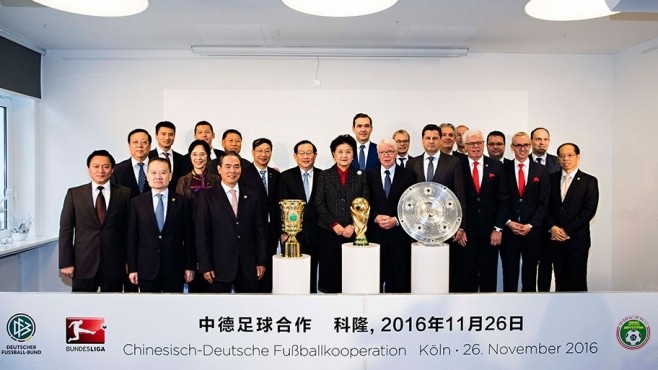 中德足球合作交流,足球德甲联赛沙尔克04队训练