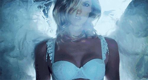 没看现场不要紧！用海量美图告诉你今年维密秀长腿美胸都这样玩