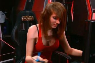 女朋友玩lol离我远怎么办,女朋友玩lol菜怎么办