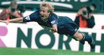 绿茵场动作视频,绿茵场上的庆祝桑巴舞蹈