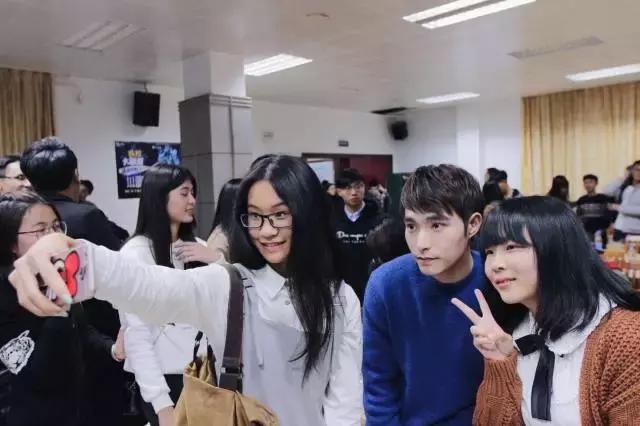 吃饭时直播，睡觉时赶路，《微能力者》校园宣传使出微能力！