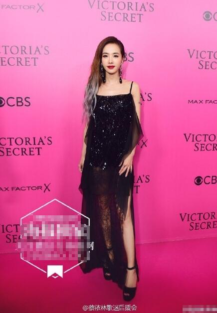 没看现场不要紧！用海量美图告诉你今年维密秀长腿美胸都这样玩