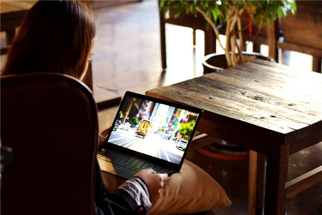 小米笔记本轻松拆机,比硬币还薄的小米笔记本开箱