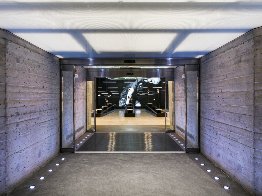 adidas全球最大旗舰店坐落纽约，灵感来自美国高中体育场