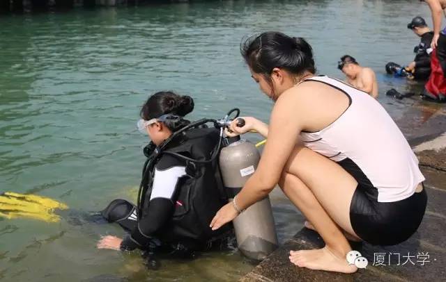 体育微型课游泳,二年级体育公开课攀岩