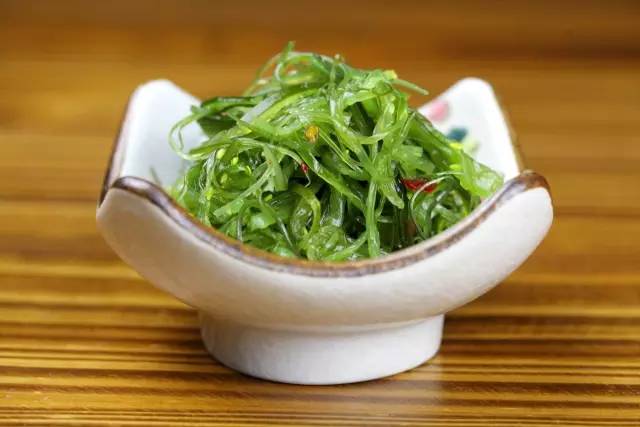 板桥路上藏着杭城独一份的“三文鱼美白锅”，竟是神户女孩天天喝的“美人骨汤”！