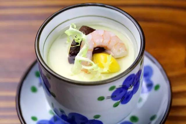 板桥路上藏着杭城独一份的“三文鱼美白锅”，竟是神户女孩天天喝的“美人骨汤”！