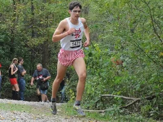 他肥胖被同学嘲笑和欺凌，通过跑步完成逆袭，5公里跑15分钟