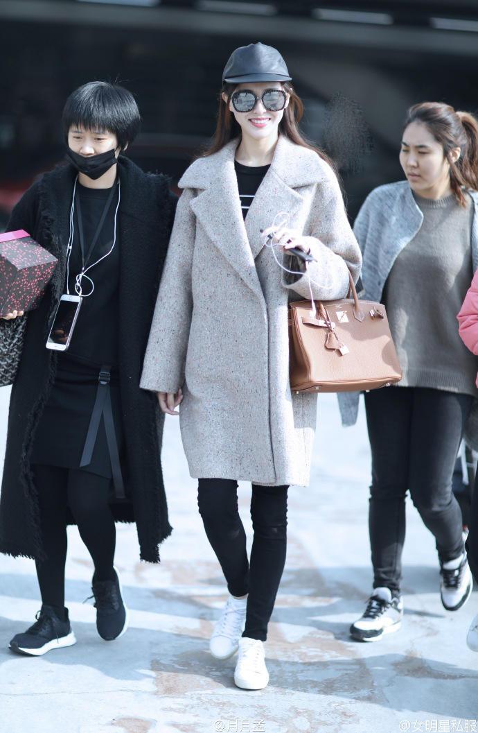 宋茜牛仔短裙配帆布鞋,宋茜同款鞋黑色帆布鞋