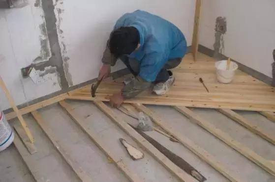 你家木地板还贴着地面贴吗？看看人家龙骨悬空的铺法！