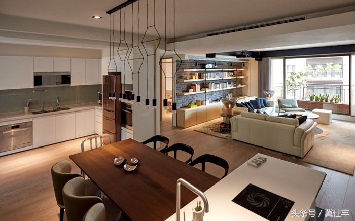 电视墙原来还可以这样：电视机内嵌，轻松看投影，不再是难题