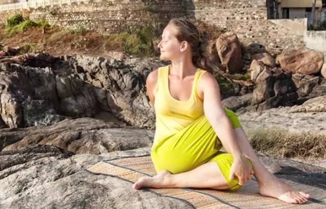 上背部僵硬如何通过瑜伽体式变软,缓解肩背疼痛的瑜伽体式