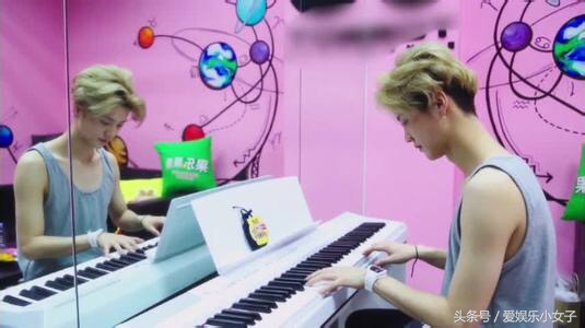 弹吉他弹钢琴的鹿晗真的帅的不行！