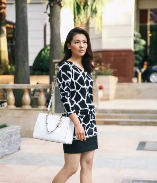 杨幂刘雯等人纷纷终止合作,杨幂刘雯新款包