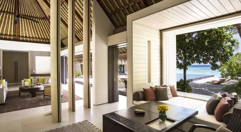 「设计师俱乐部」随意用350美元的碟子盛载食物，披上3500美元浴袍的奢华酒店，你感受过了吗？