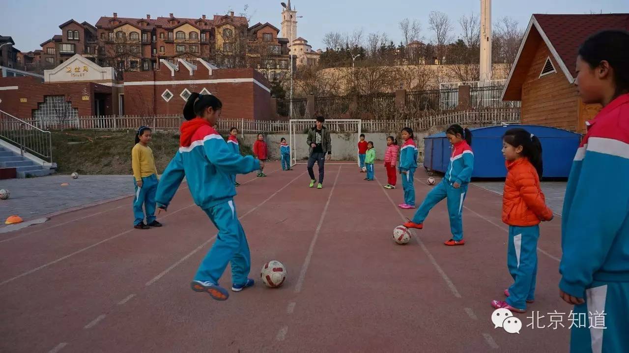 足球是让幼儿发展的第一运动,学校展开了一场激烈的足球赛