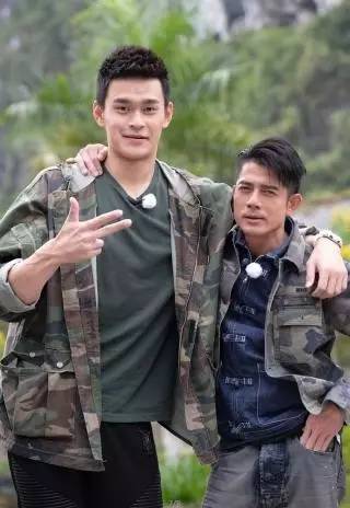 《我们十七岁》《食在囧途》双叠播！听说今晚的浙江卫视好看到停不下来