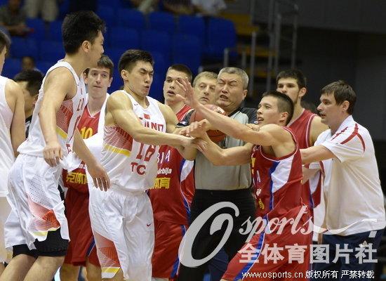 该出手时就出手，打球不行就打架，男篮在国际赛场的*力暴**事件