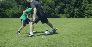 妹子出现时，老司机教你用踢球技术实力把妹