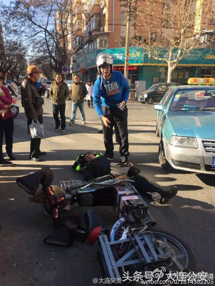 “蓝衣哥”你是谁?大冬天里只穿蓝T为了谁?