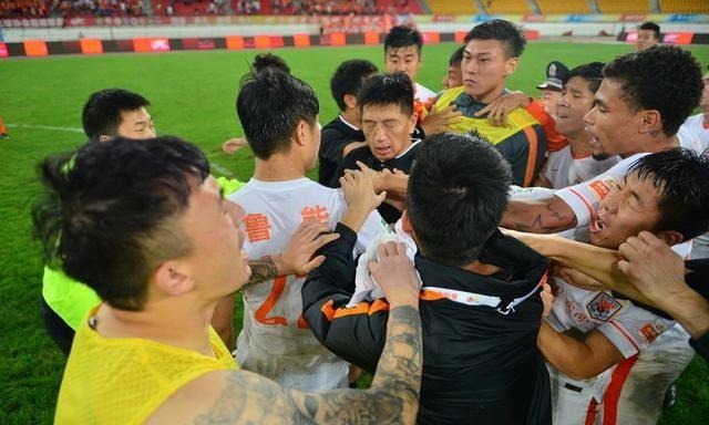 中国足球十大顶级裁判,中国世界级足球裁判