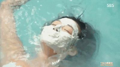 美人鱼皮肤为什么好！因为海里的东西足以让她不用去皮肤科