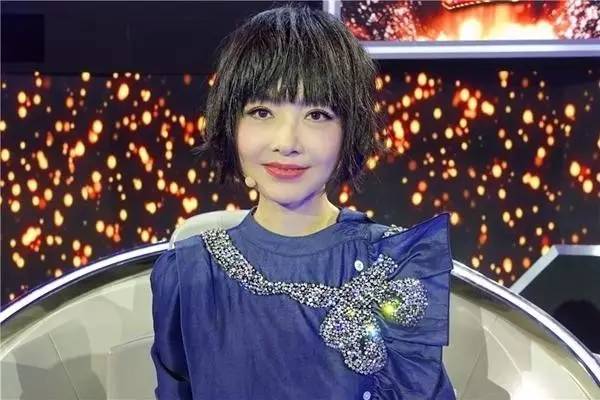 鲁豫换发型后照片,郭碧婷鲁豫同款短发