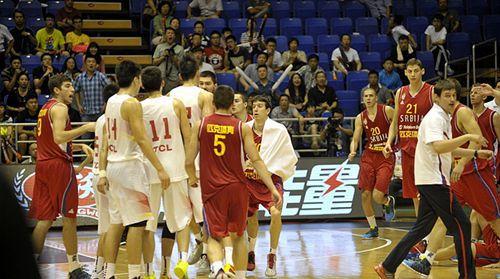 该出手时就出手，打球不行就打架，男篮在国际赛场的*力暴**事件