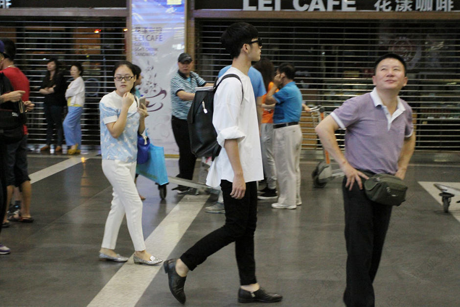 井柏然随性自然,井柏然帅气走步