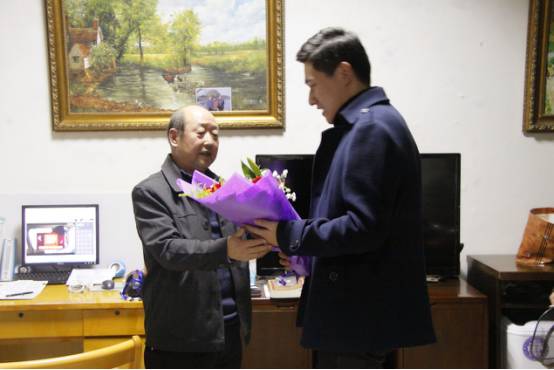 浙传图书馆方大爷要暂别我们了!考研的同学特意买了花为他送行