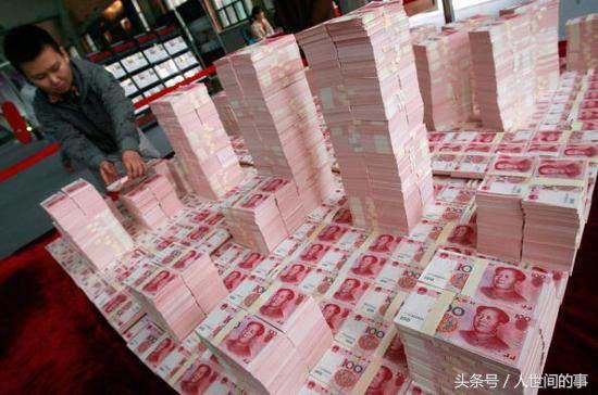 1亿100元能拿得动么,1亿块钱拿在手里