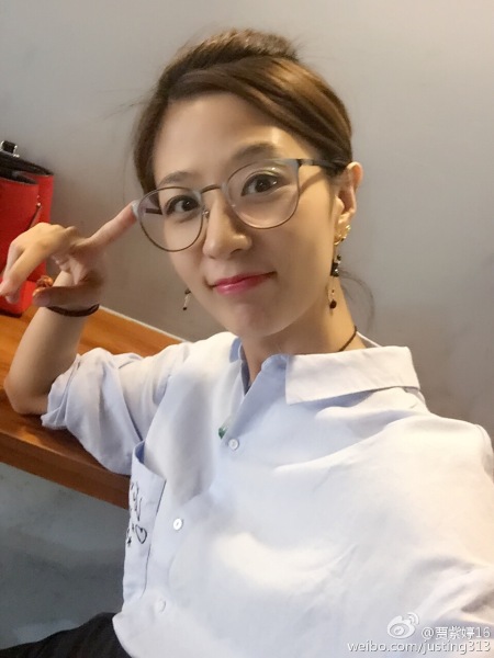 她被不少球迷认为是“中超女神”，不经意间江苏女记者走红球迷圈